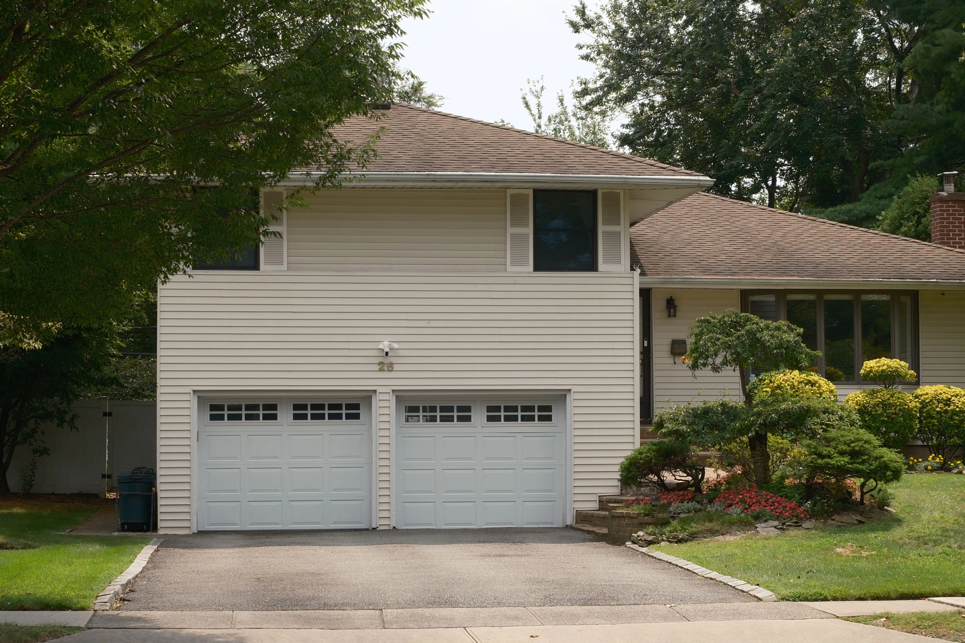 Residential garage door in Saginaw