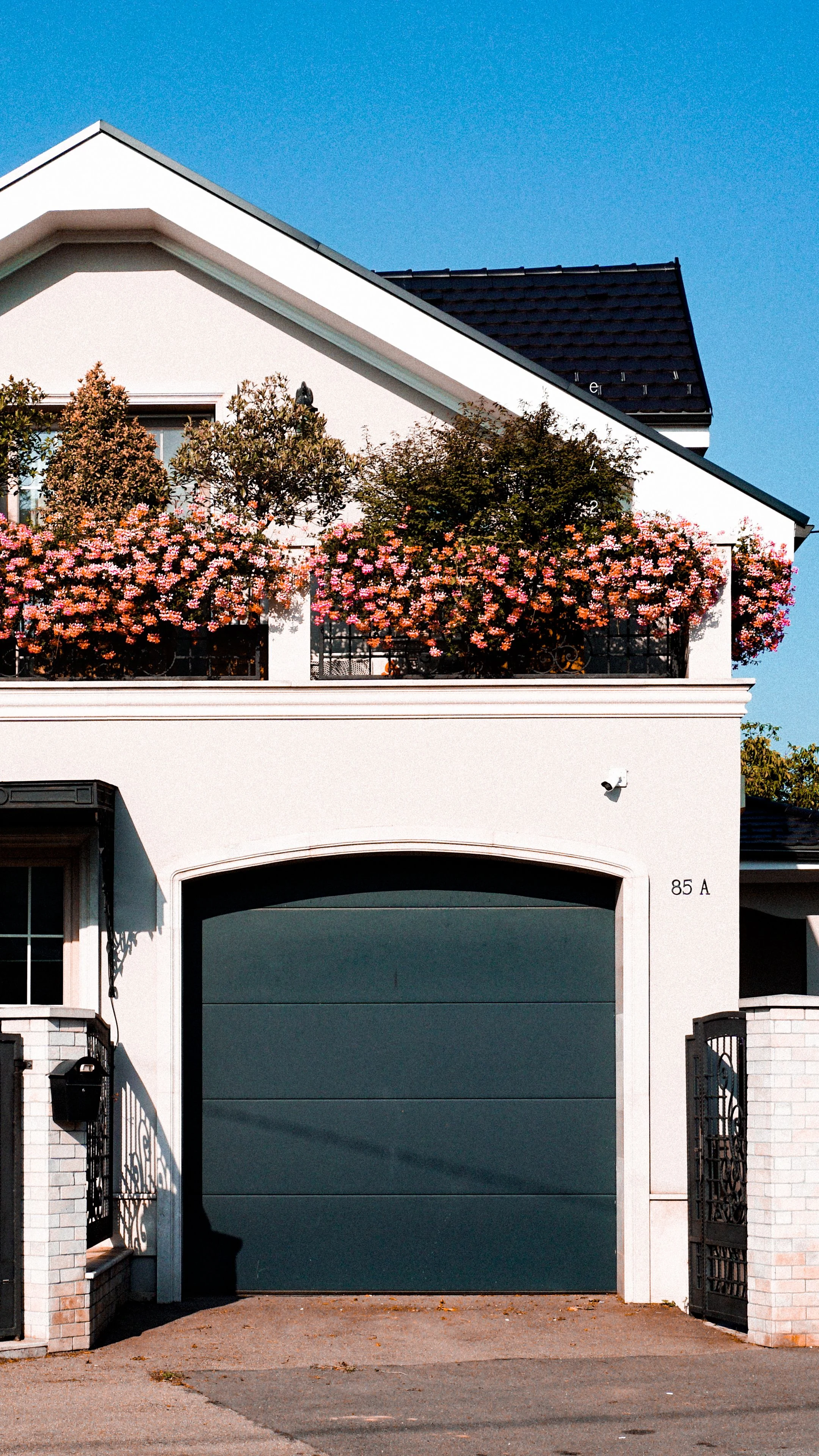 Residential garage door in Saginaw