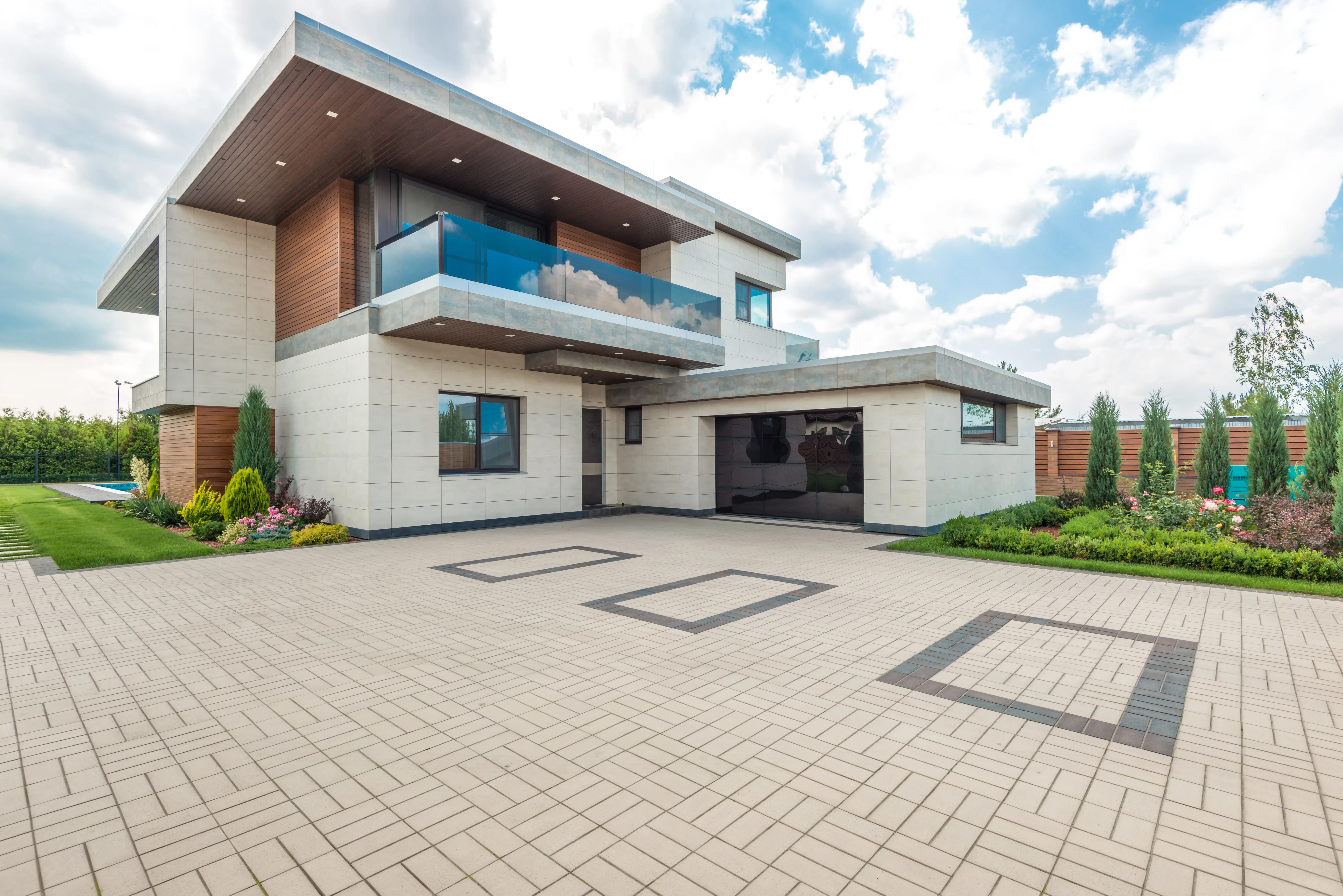 Residential garage door in Saginaw